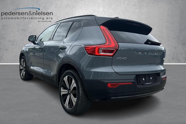 Grå Volvo XC40 fra 2023