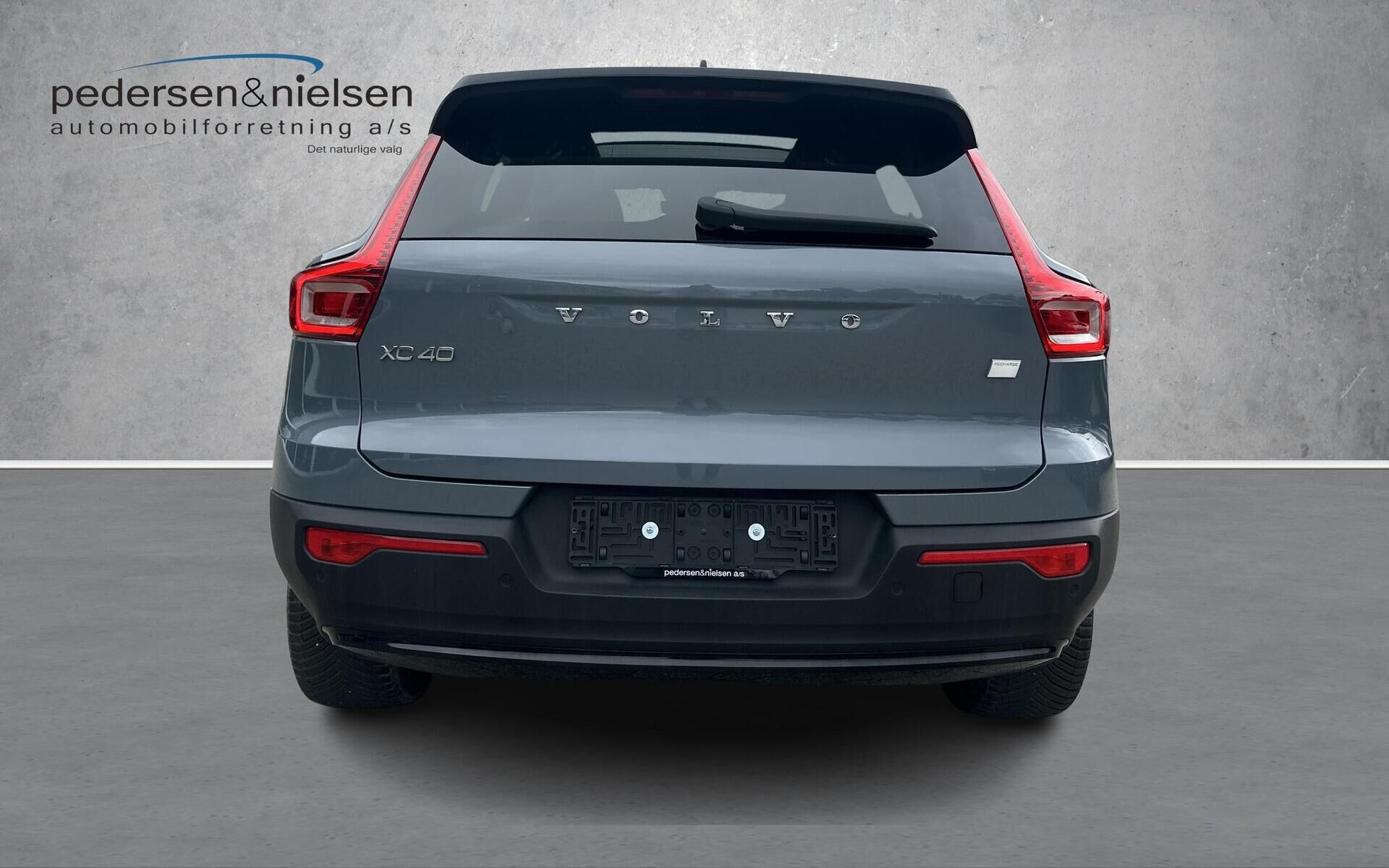 Grå Volvo XC40 fra 2023