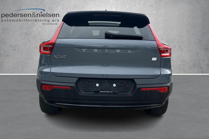 Grå Volvo XC40 fra 2023