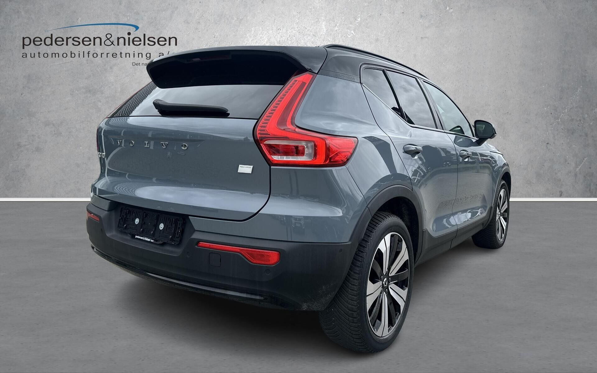 Grå Volvo XC40 fra 2023