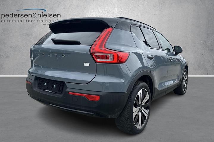 Grå Volvo XC40 fra 2023