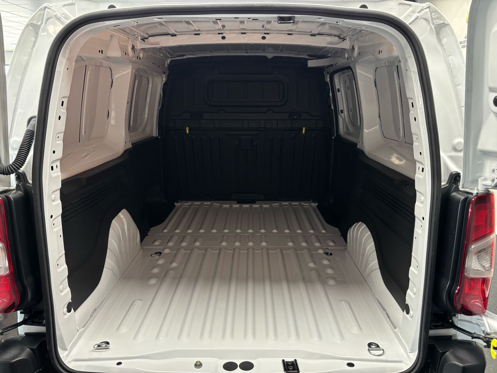 Hvid Opel Combo-e fra 2024