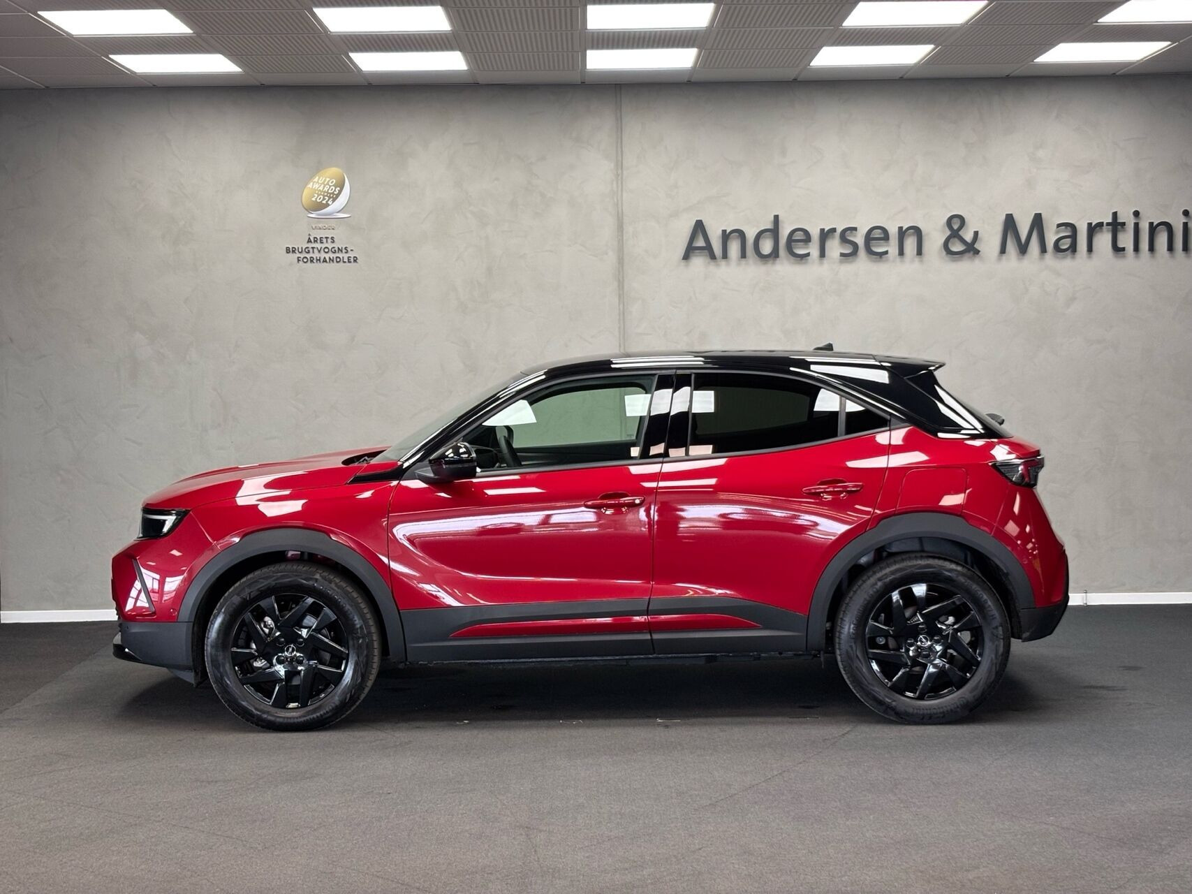 Rød Opel Mokka-e fra 2023