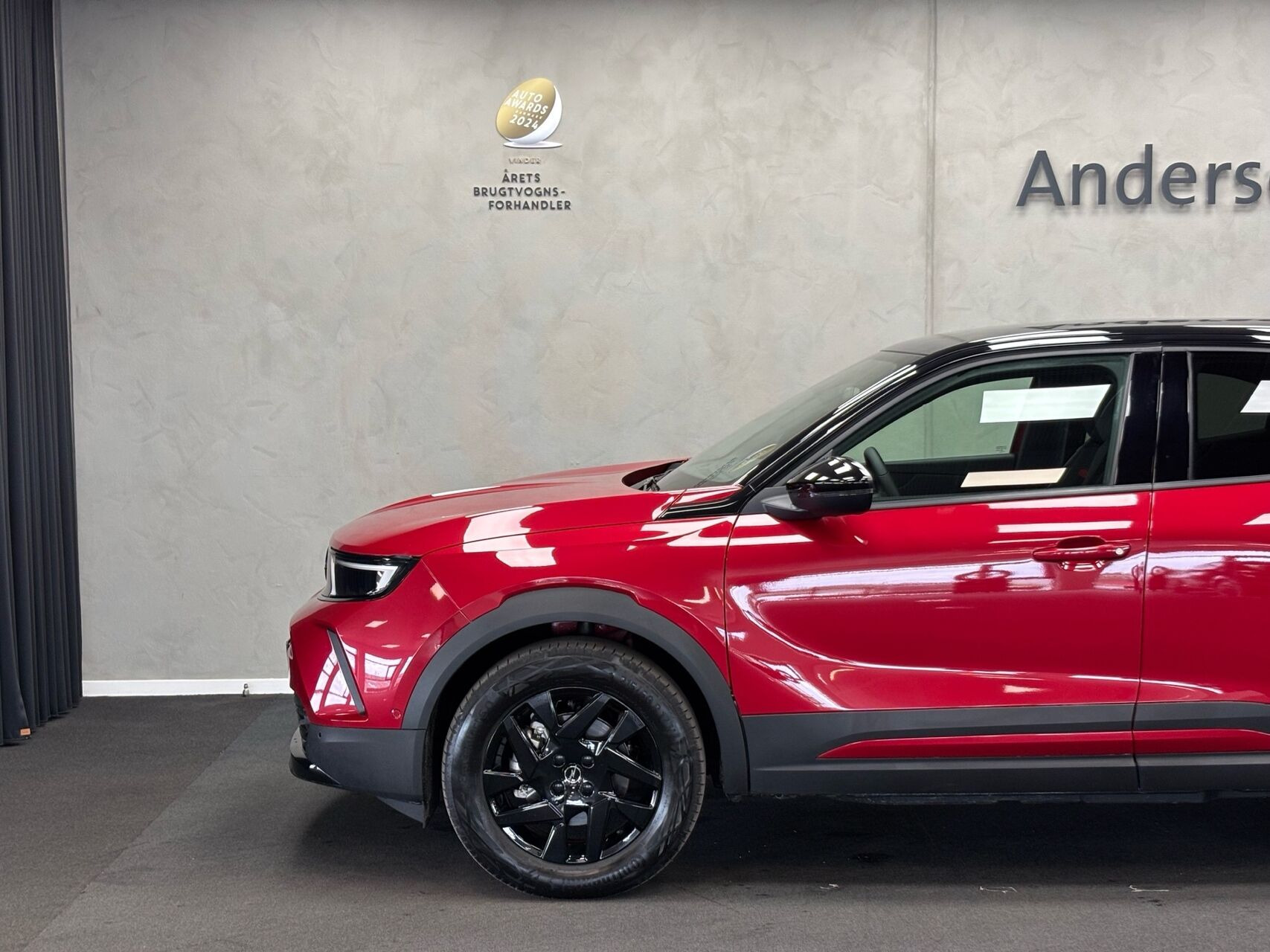 Rød Opel Mokka-e fra 2023