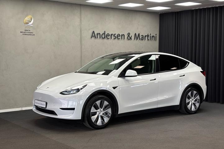 Hvid Tesla Model Y fra 2024