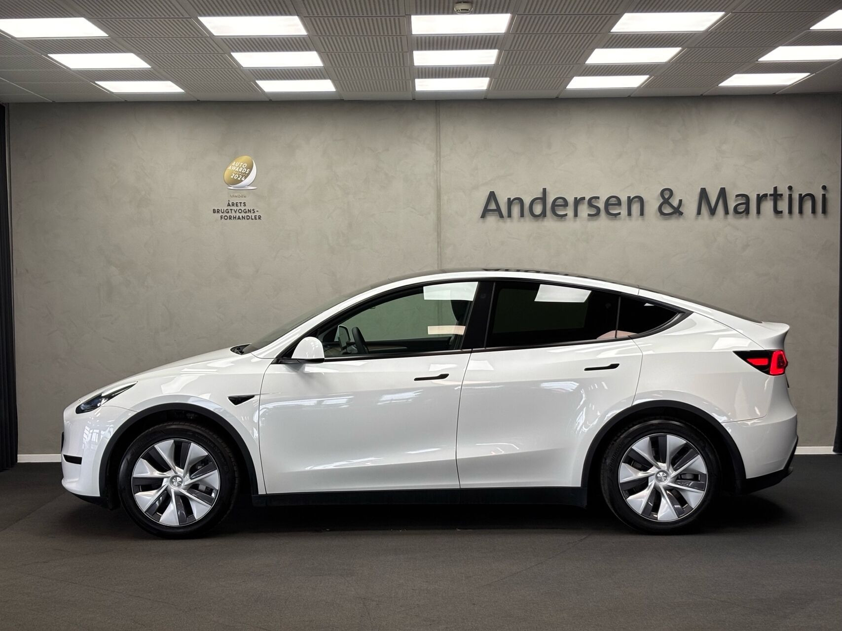 Hvid Tesla Model Y fra 2024
