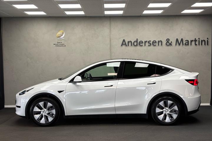 Hvid Tesla Model Y fra 2024
