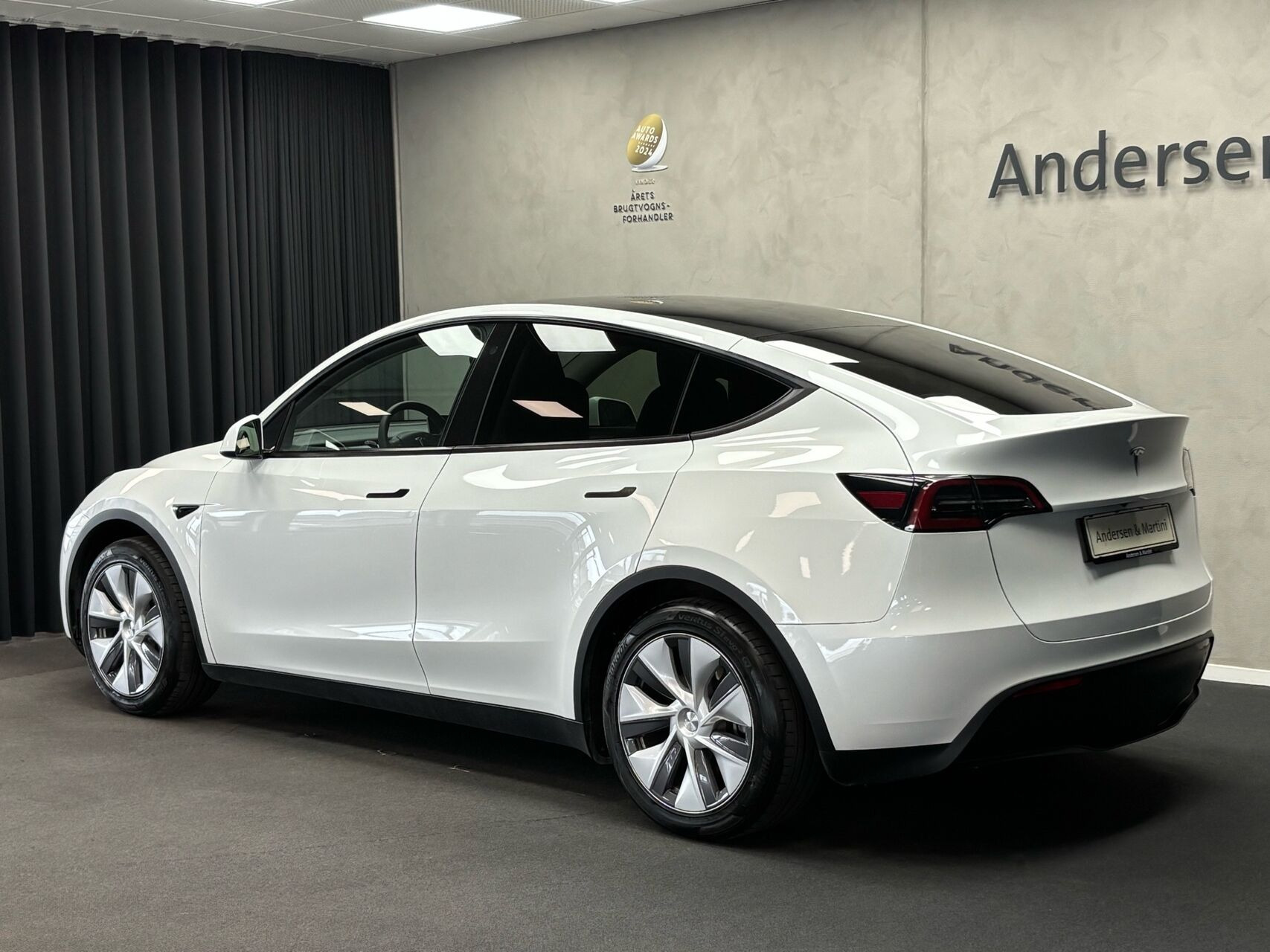 Hvid Tesla Model Y fra 2024