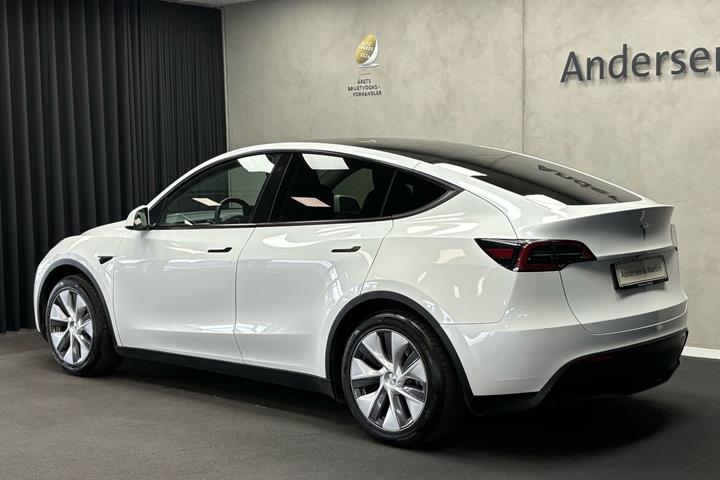 Hvid Tesla Model Y fra 2024