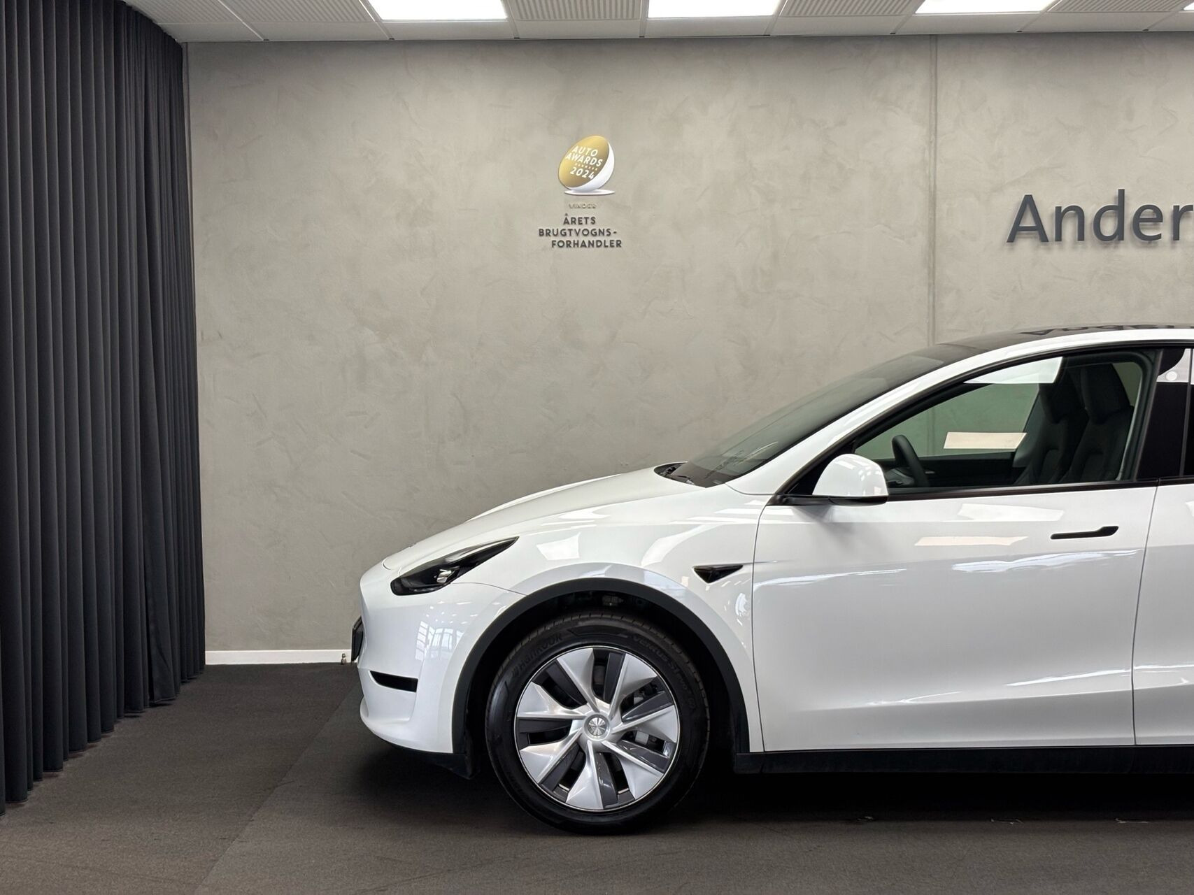 Hvid Tesla Model Y fra 2024
