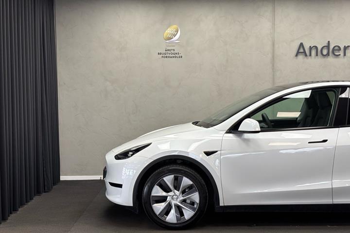Hvid Tesla Model Y fra 2024