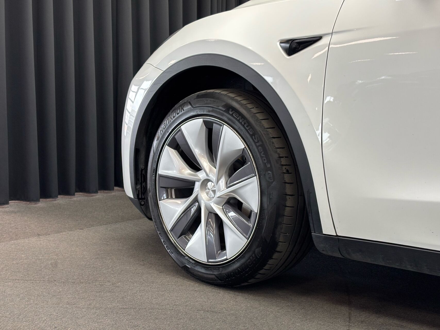 Hvid Tesla Model Y fra 2024
