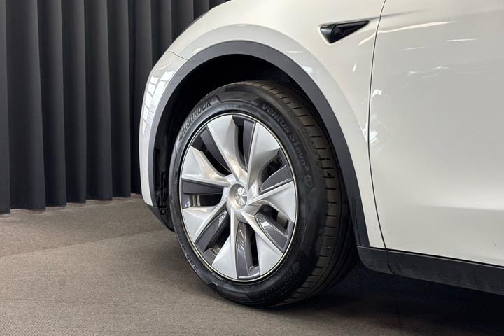 Hvid Tesla Model Y fra 2024