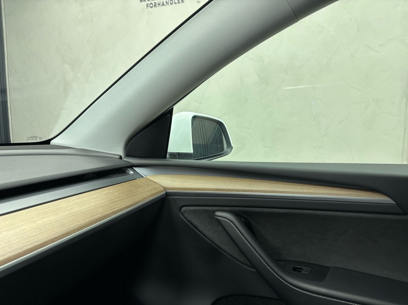 Hvid Tesla Model Y fra 2024