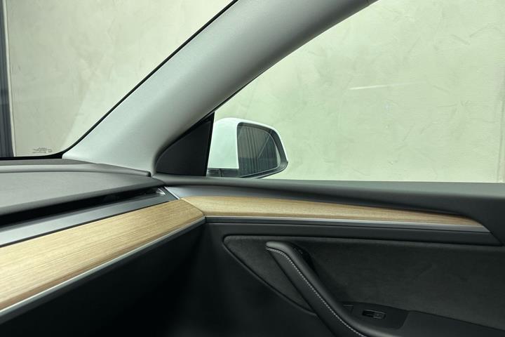 Hvid Tesla Model Y fra 2024
