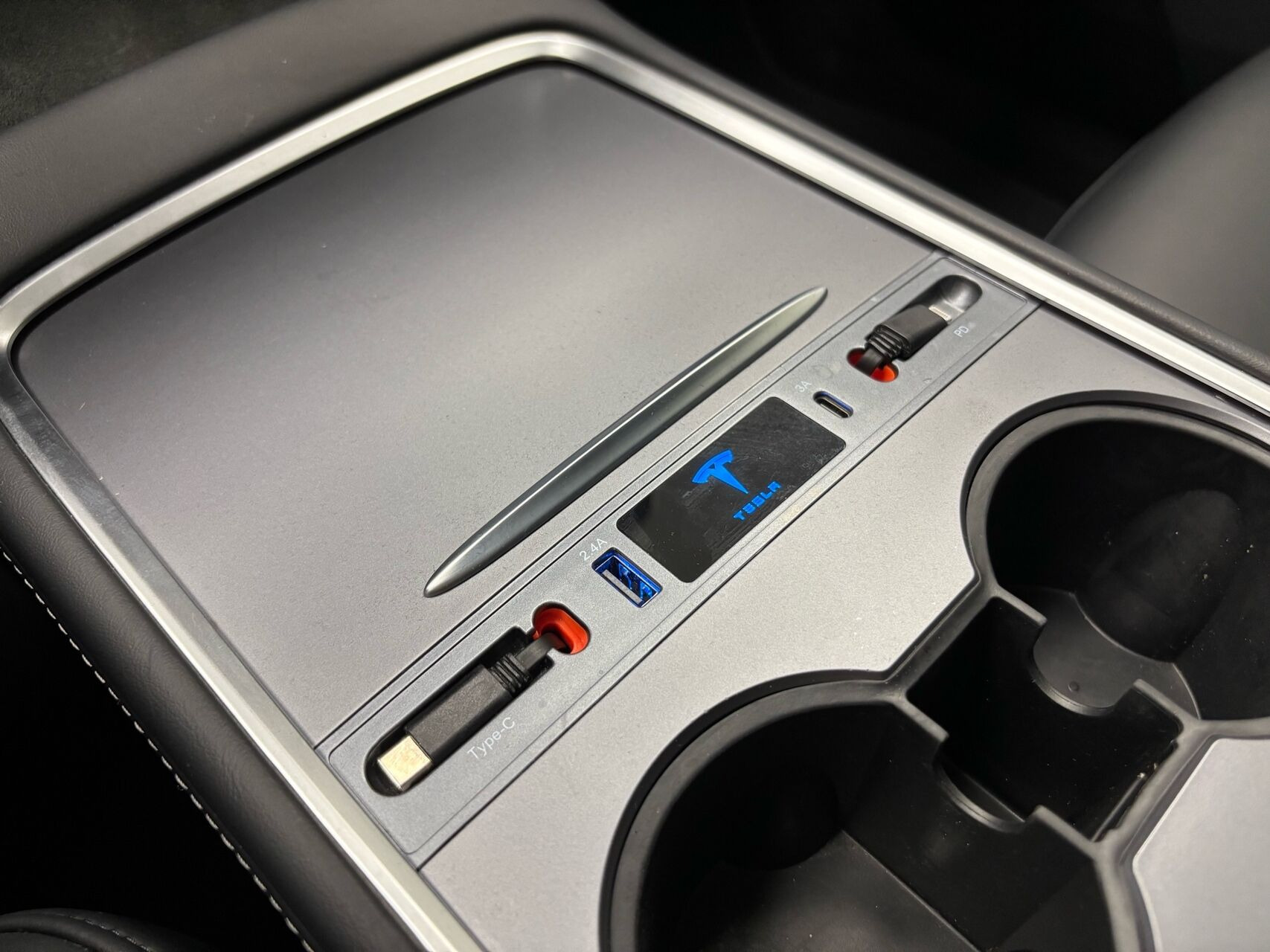 Hvid Tesla Model Y fra 2024