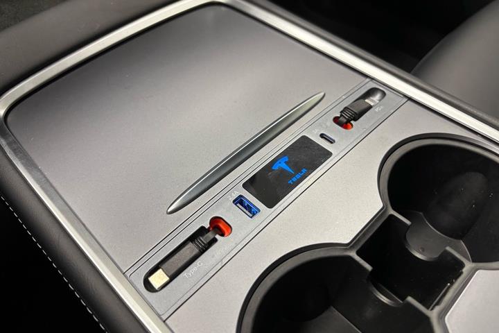 Hvid Tesla Model Y fra 2024