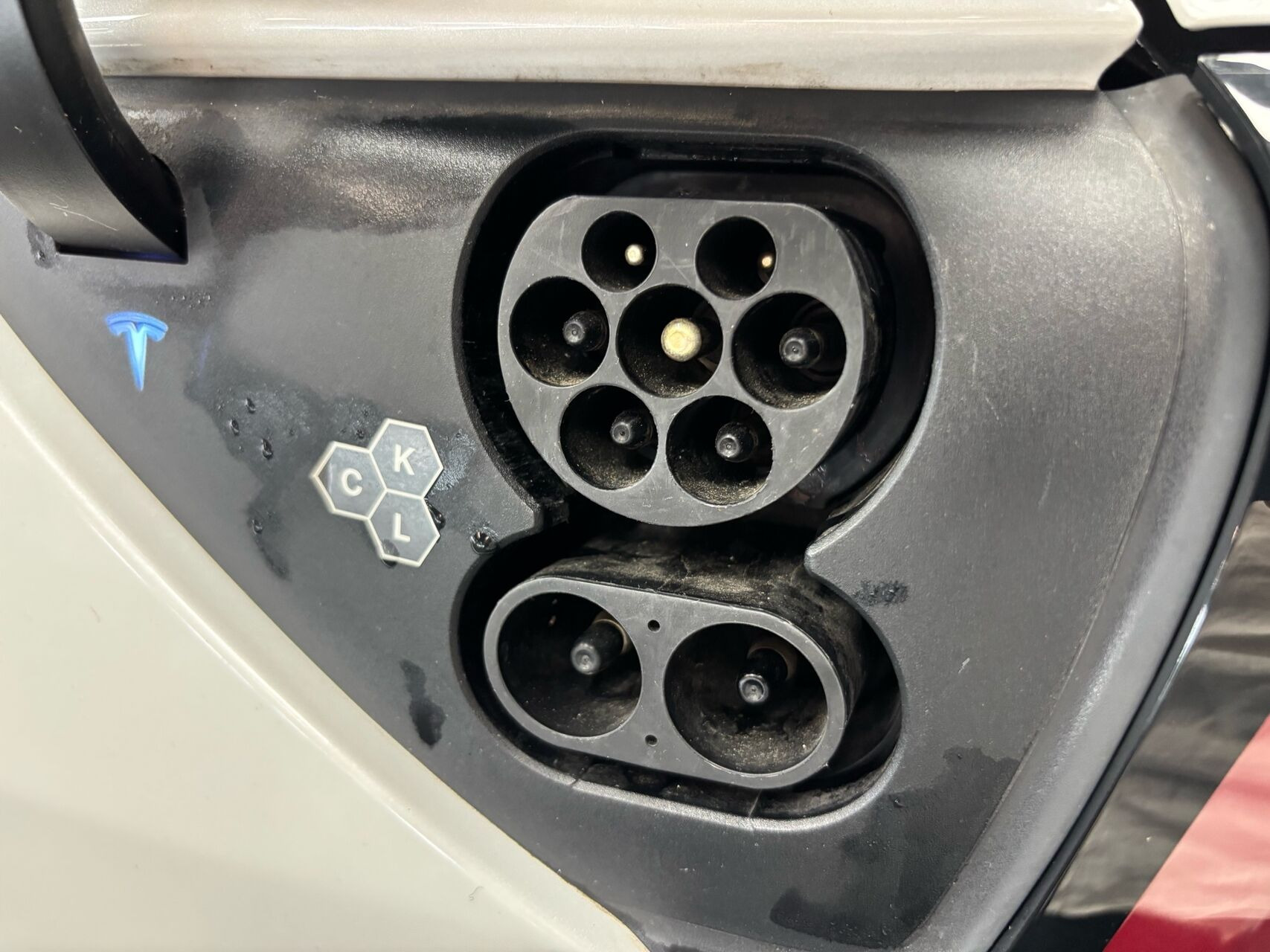Hvid Tesla Model Y fra 2024