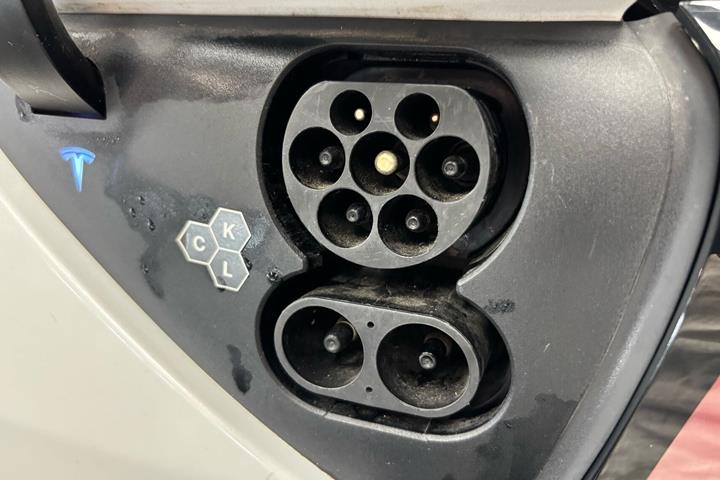 Hvid Tesla Model Y fra 2024