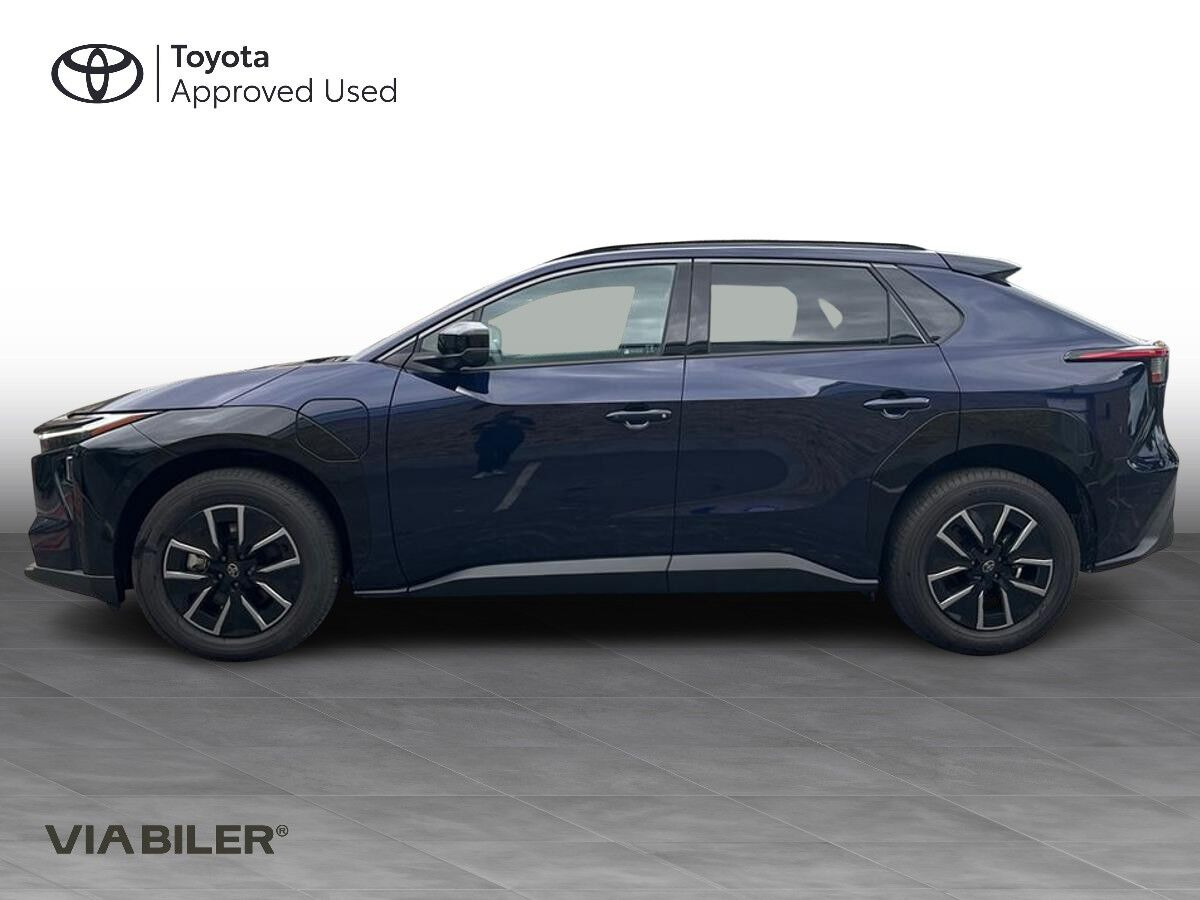 Blå Toyota BZ4X fra 2025