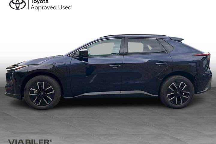 Blå Toyota BZ4X fra 2025