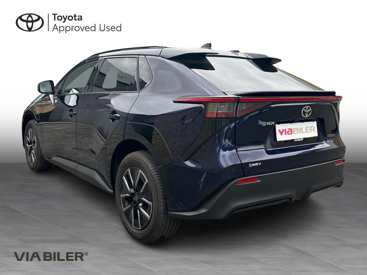 Blå Toyota BZ4X fra 2025
