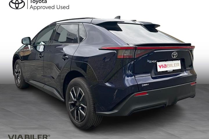 Blå Toyota BZ4X fra 2025