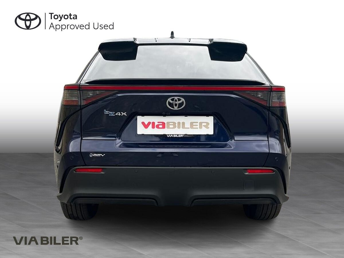 Blå Toyota BZ4X fra 2025