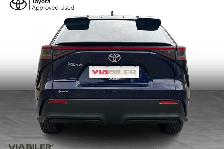 Blå Toyota BZ4X fra 2025