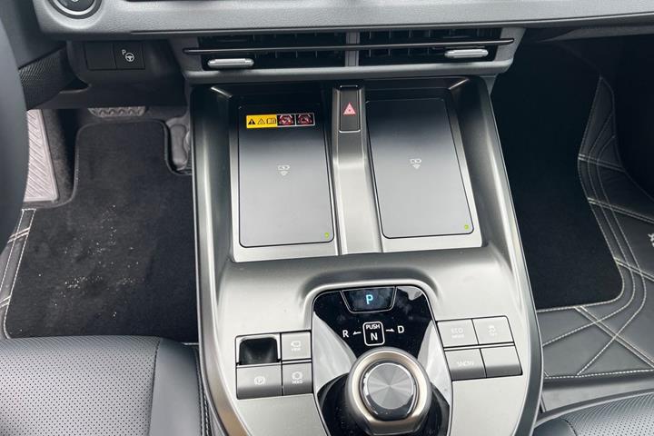 Blå Toyota BZ4X fra 2025