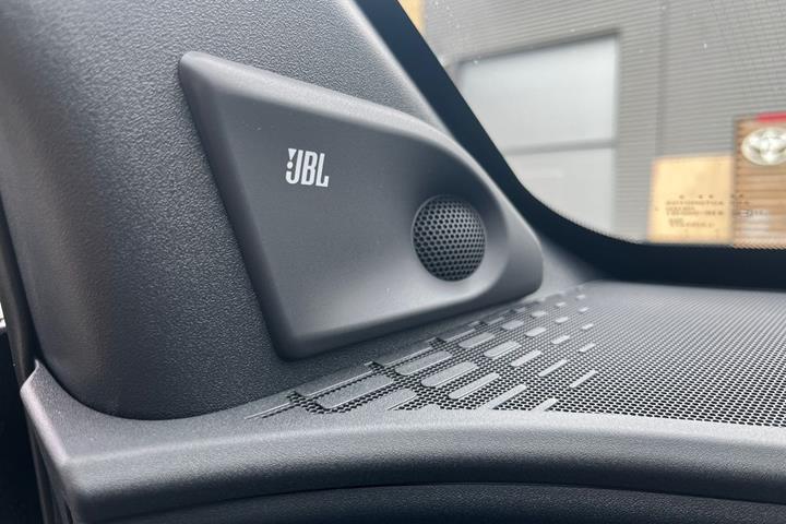 Blå Toyota BZ4X fra 2025