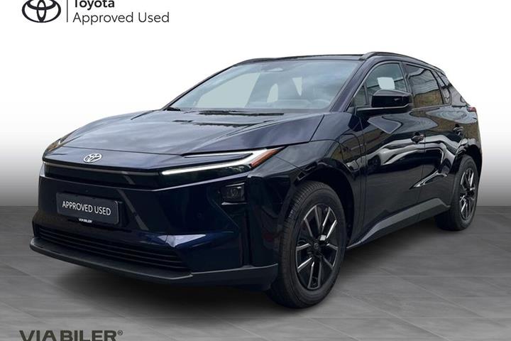 Blå Toyota BZ4X fra 2025 set udefra