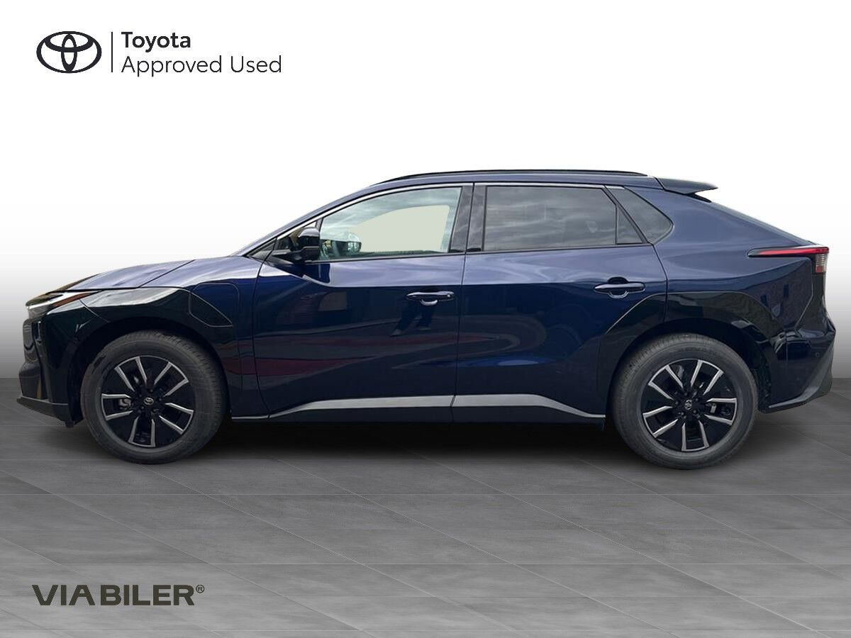 Blå Toyota BZ4X fra 2025