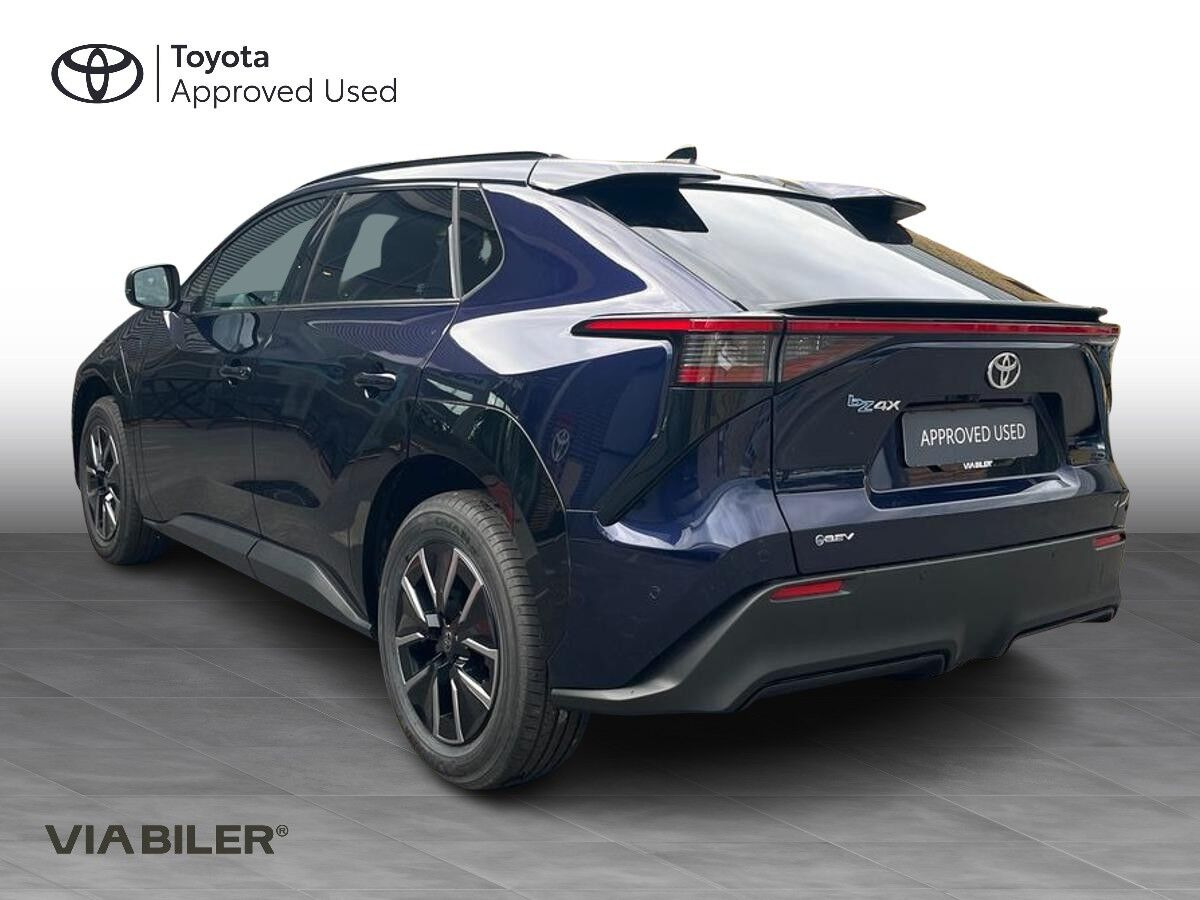 Blå Toyota BZ4X fra 2025