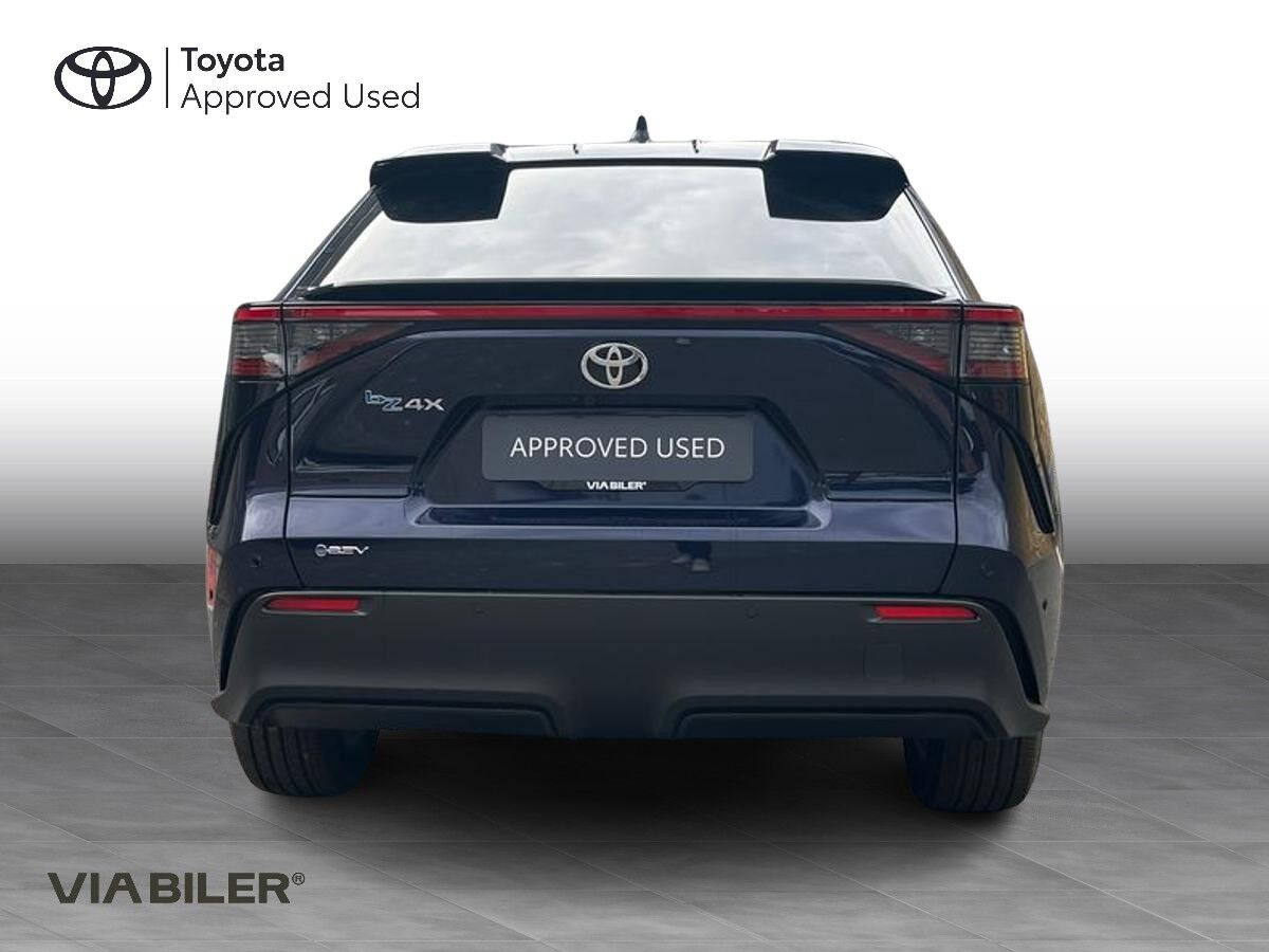 Blå Toyota BZ4X fra 2025