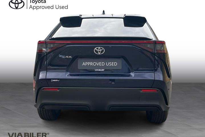 Blå Toyota BZ4X fra 2025