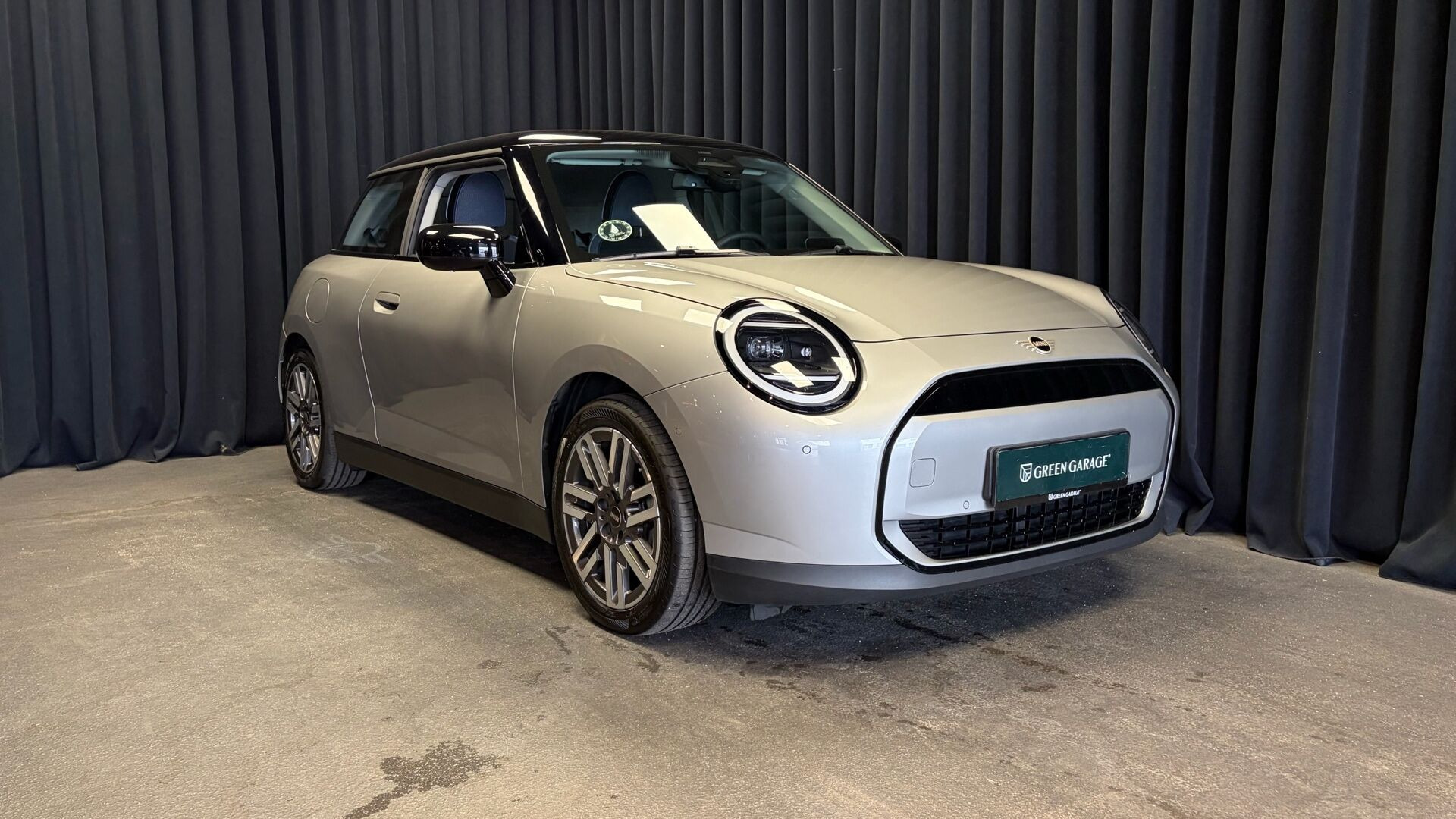 Sølv Mini Cooper fra 2024