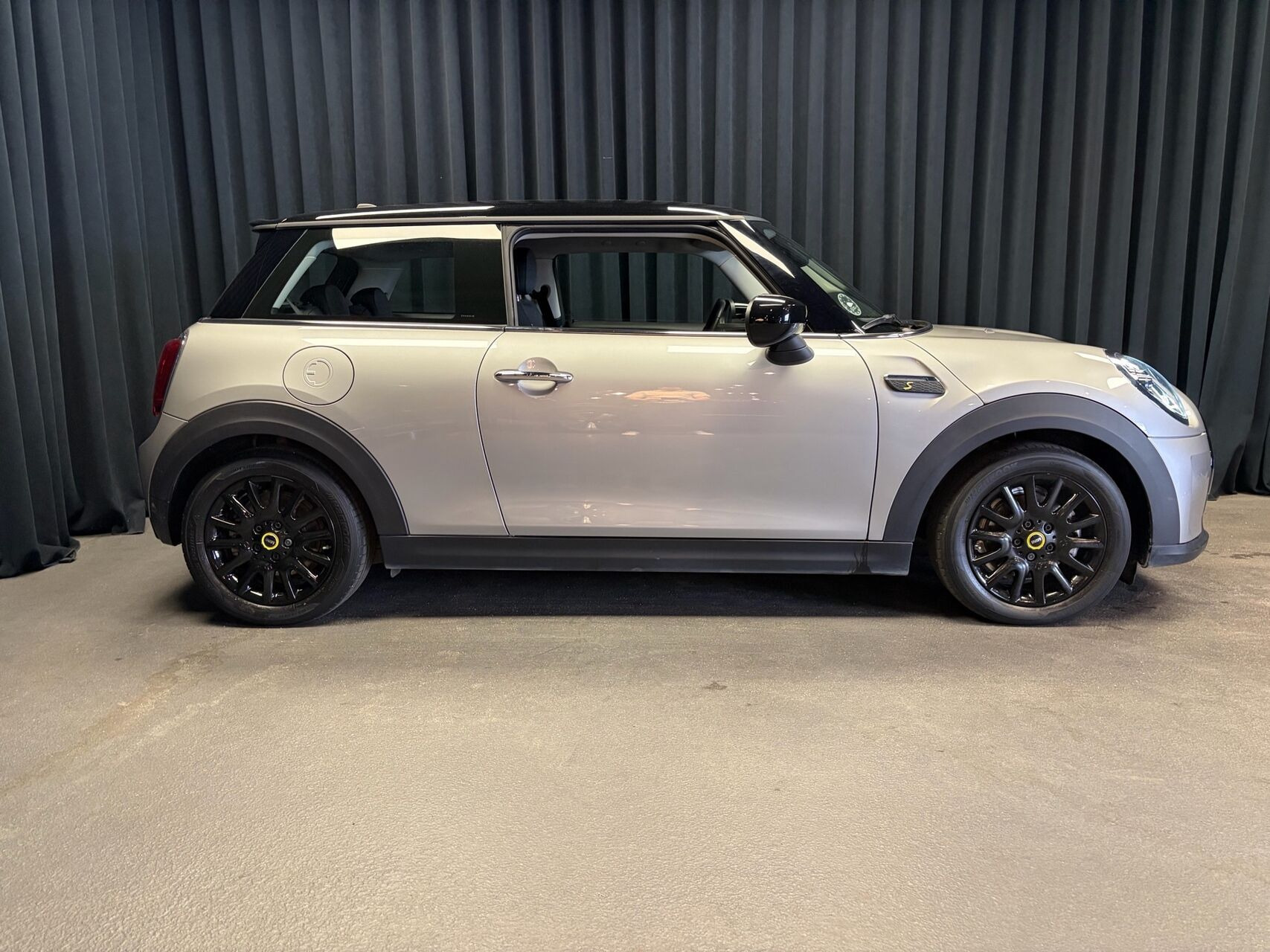 Sølv Mini Cooper fra 2023