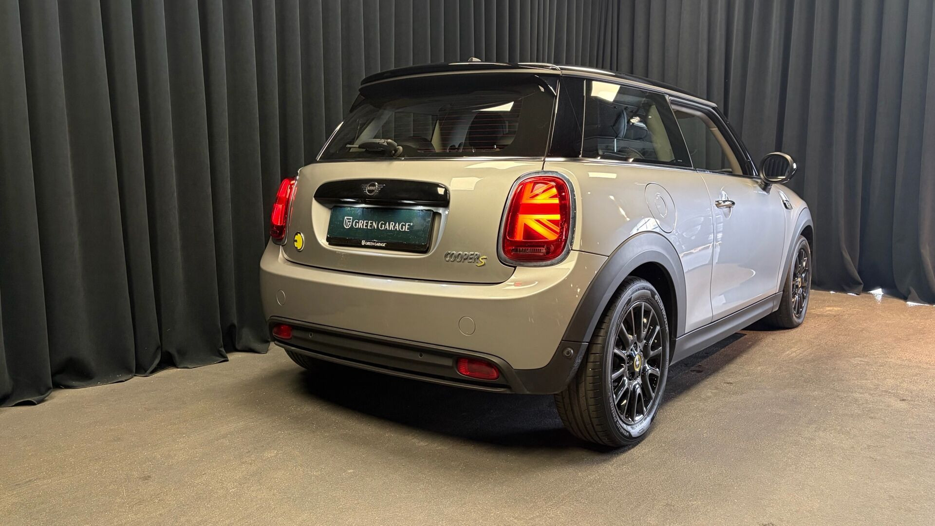 Sølv Mini Cooper fra 2023
