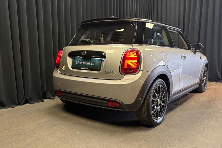 Sølv Mini Cooper fra 2023