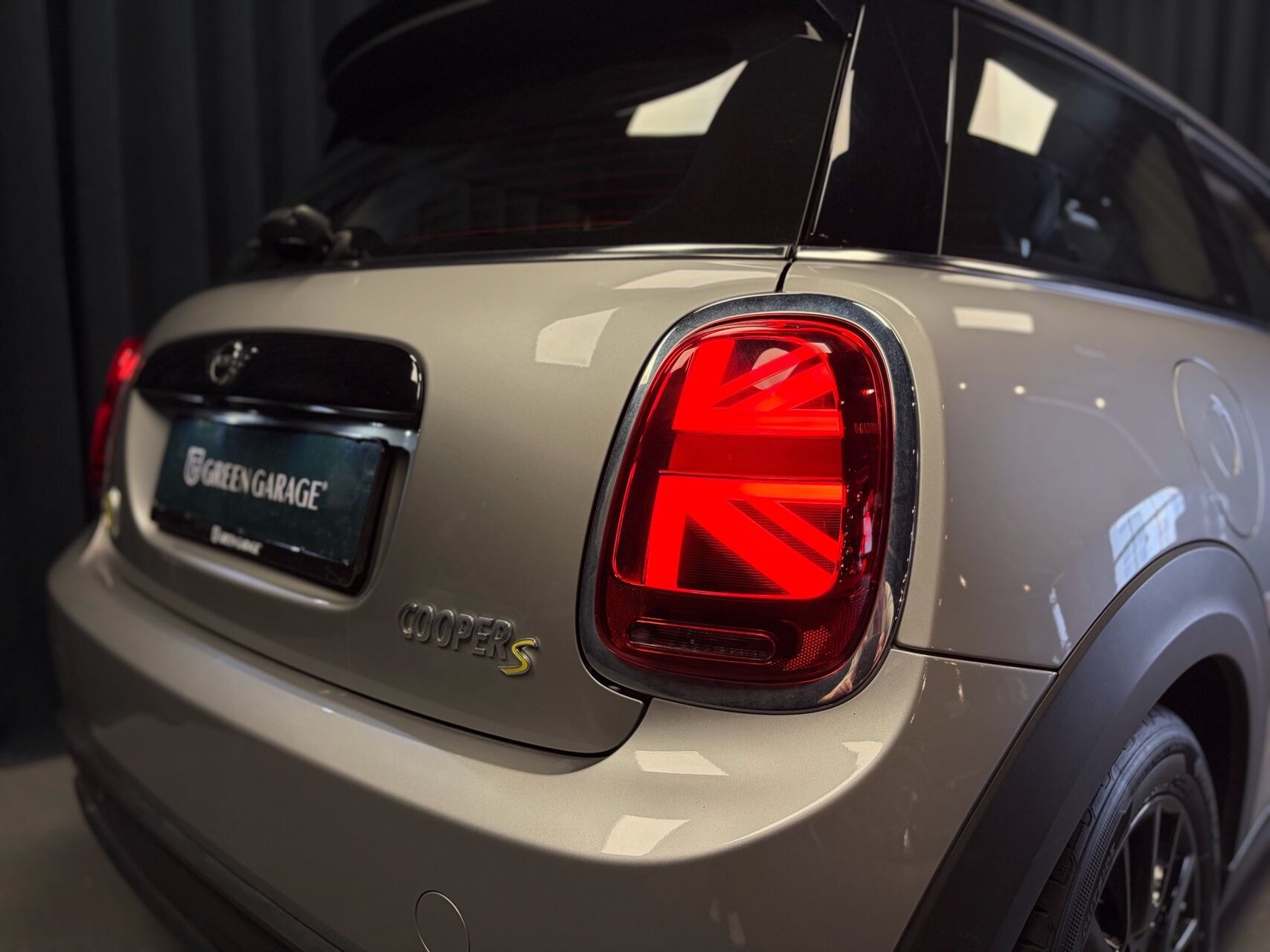 Sølv Mini Cooper fra 2023
