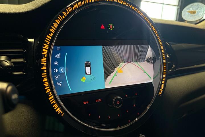 Sølv Mini Cooper fra 2023
