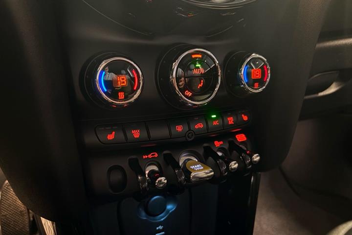 Sølv Mini Cooper fra 2023