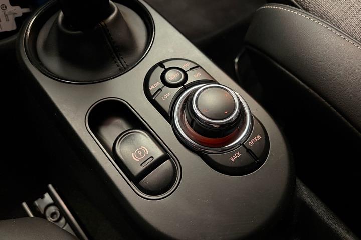 Sølv Mini Cooper fra 2023