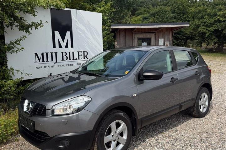 Grå Nissan Qashqai fra 2013 set udefra