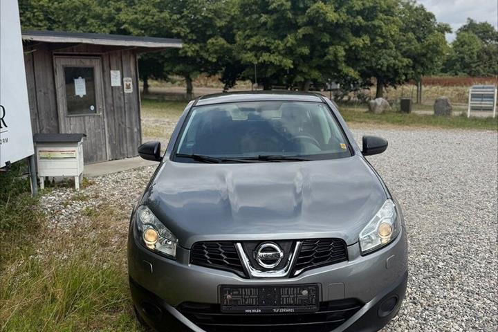 Grå Nissan Qashqai fra 2013