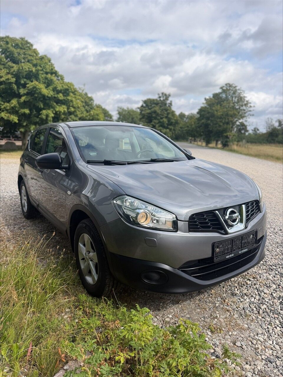 Grå Nissan Qashqai fra 2013