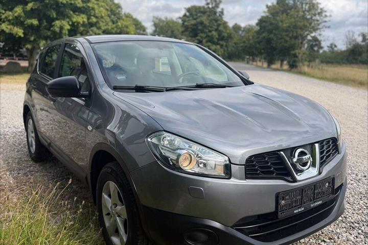 Grå Nissan Qashqai fra 2013