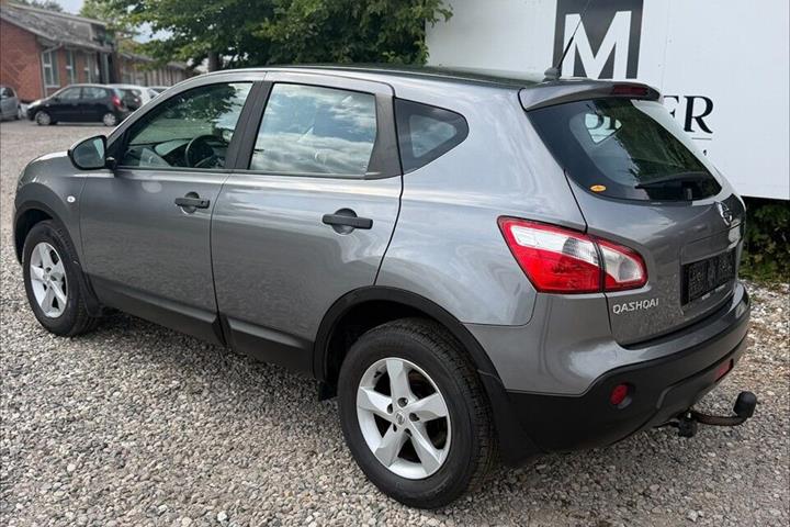 Grå Nissan Qashqai fra 2013