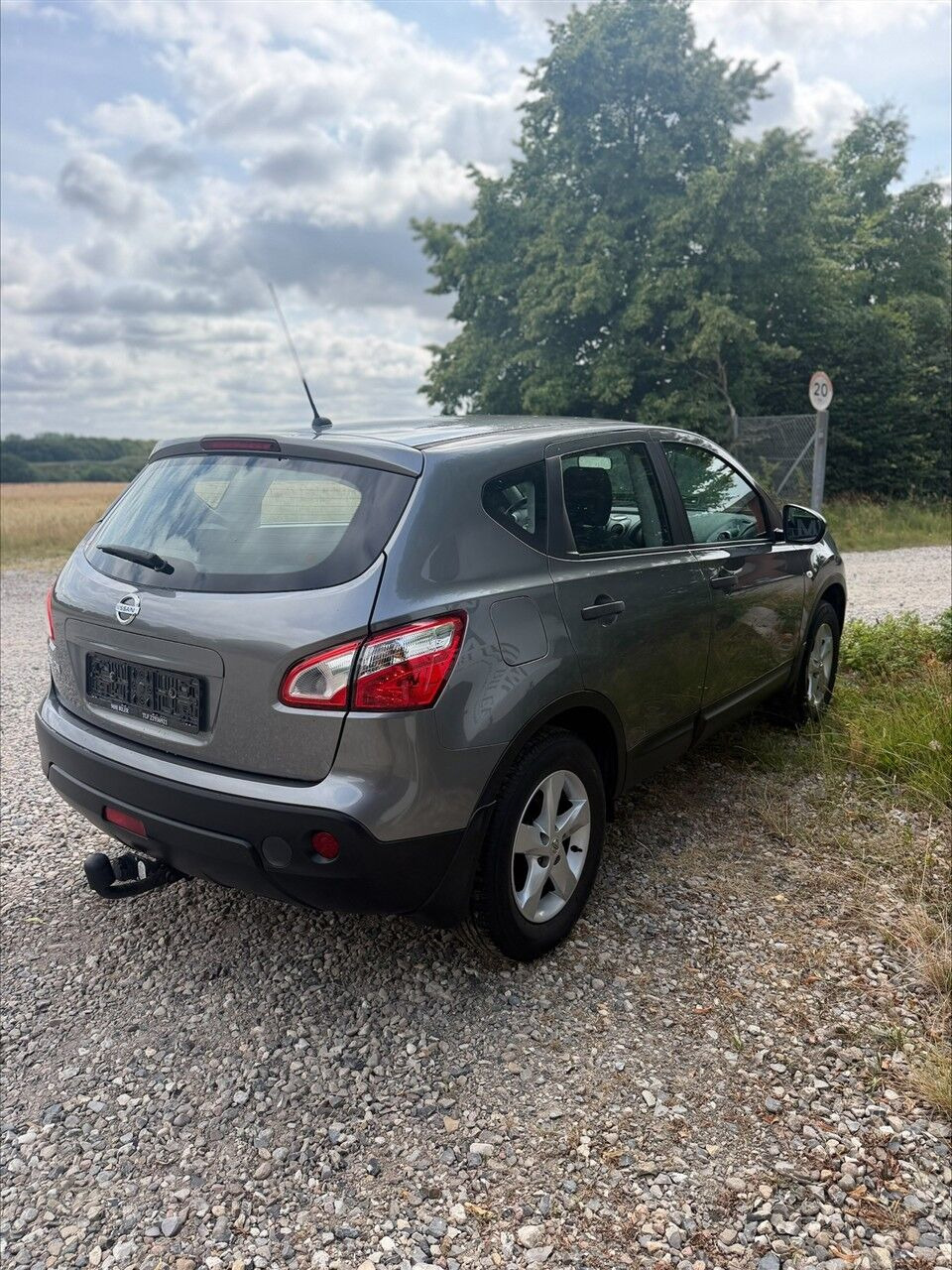 Grå Nissan Qashqai fra 2013